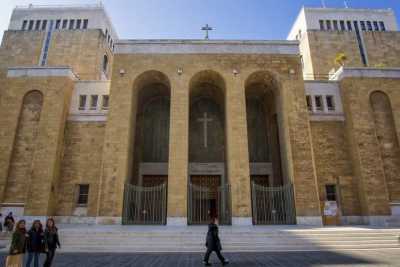 Bari, San Ferdinando: quella chiesa-simbolo che vive in simbiosi con negozi e condom�ni